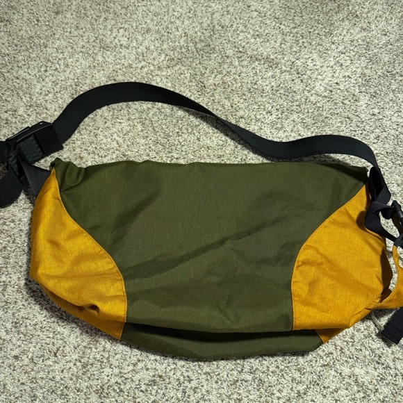 Crumpler Seedy Three Olive Messenger Bag - Picture 6 of 6